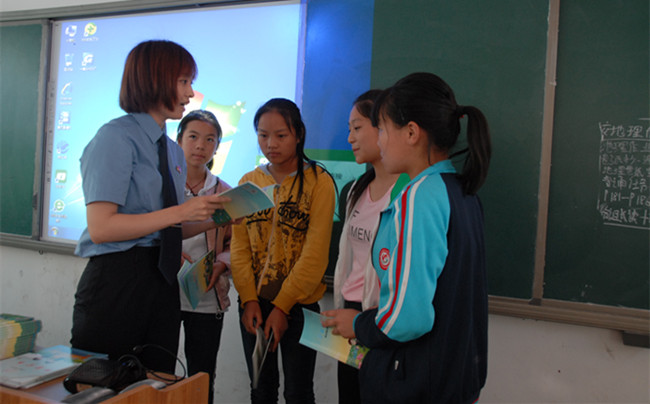 河南原阳：为学生上“知法铭心智，守法护青春”主题法治课